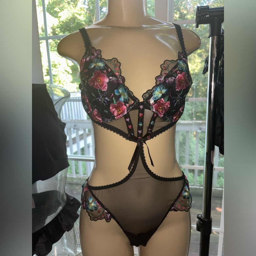 Victoria's Secret Black Floral Embroidered Bra Set